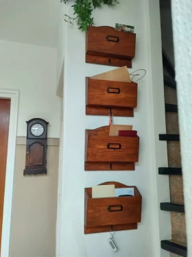 Vier houten postvakjes voor aan de muur